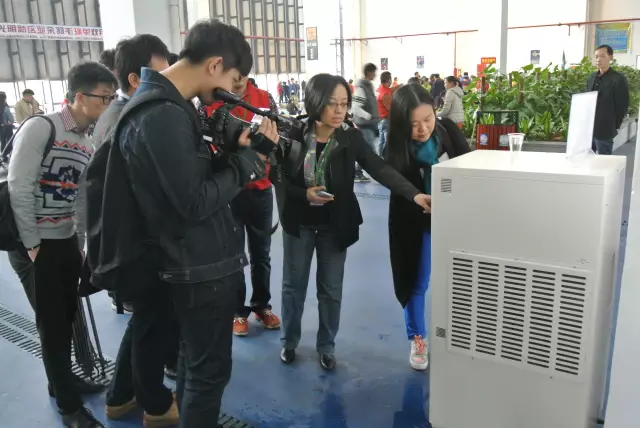 甘露基金仲总向记者们详细介绍福能达空气制水机