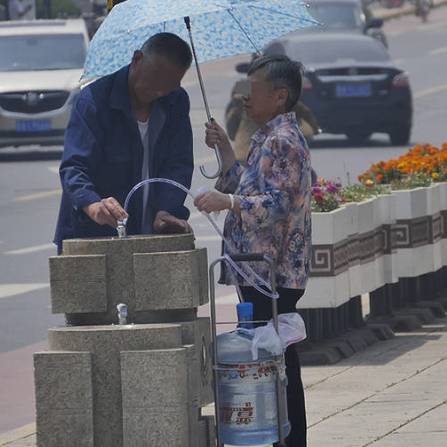 直饮水点取水的市民