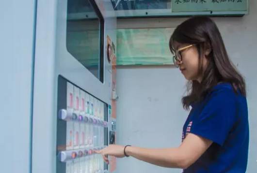 学生使用自动售货机