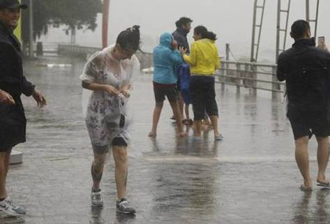 台风“天鸽”中的行人